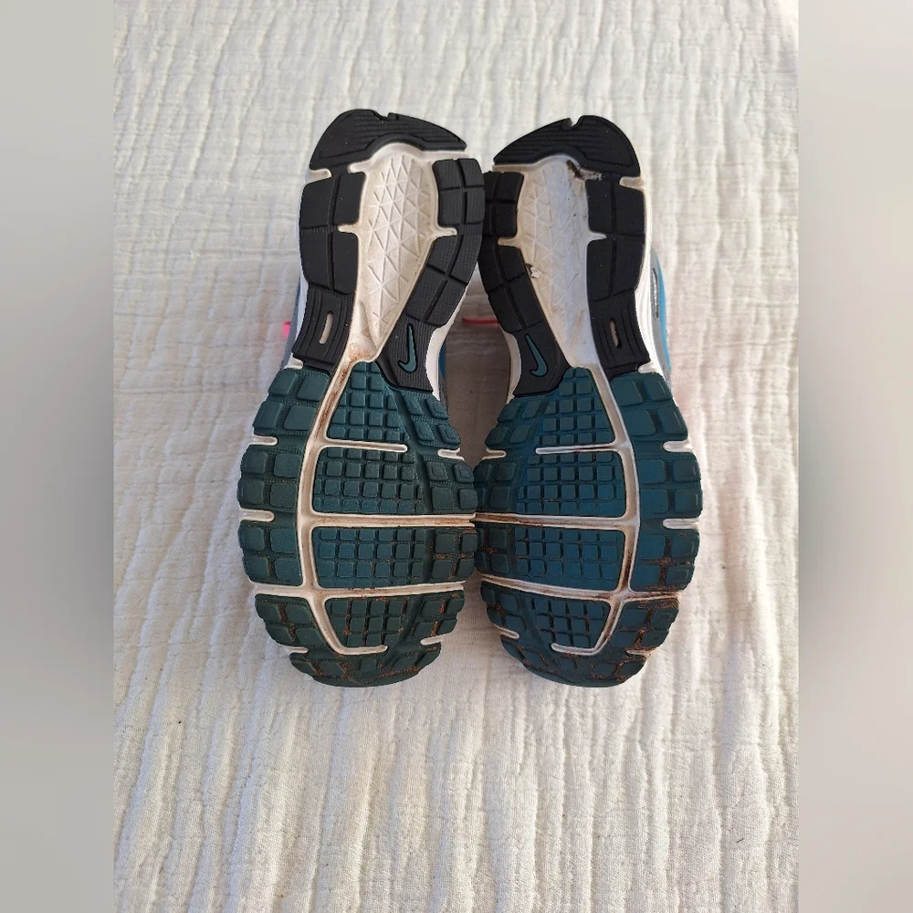 Nike Women's Athletic Shoes in Gray and Pink